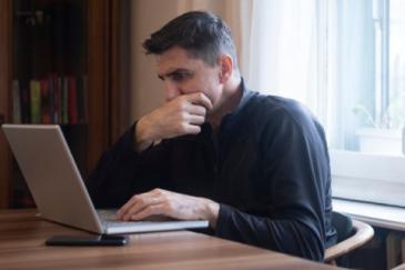 Man zit bezorgd voor laptop