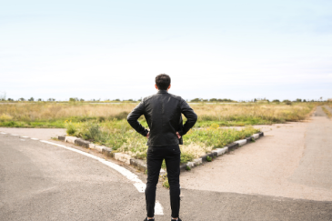 Man op puntstuk tussen 2 wegen