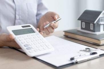 Man met rekenmachine en notitieblok