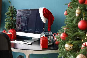 Lege werkplek tijdens kerstdagen