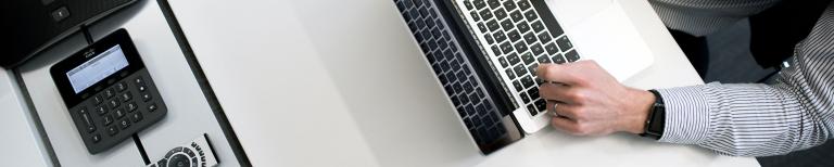 Aanmaningskosten vrijschelden Man aan het werk op een laptop