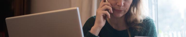 Persoon voert gegevens in op laptop