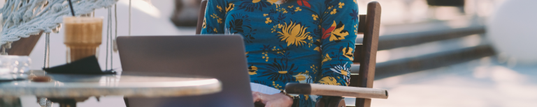 Vrouw met laptop op terras
